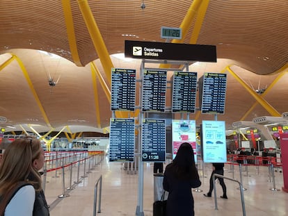 Paneles del aeropuerto de Madrid-Barajas.