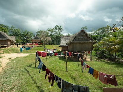 Las ropas secan al sol en la comunidad indígena matsés de Puerto Alegre, Perú.