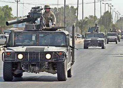 Un convoy del Ejército estadounidense patrulla una calle de la ciudad santa de Nayaf.