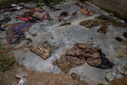 El ambiente en la aldea es desolador. En la calle principal, apenas se asoman los restos de alguna puerta, ropa de bebé a medio enterrar y ollas. Unos metros hacia abajo de la ladera, los restos de un puñado de casas que fueron arrastradas por las piedras y el temporal. Algunas, las "afortunadas", aún mantienen la estructura y parte de las paredes.