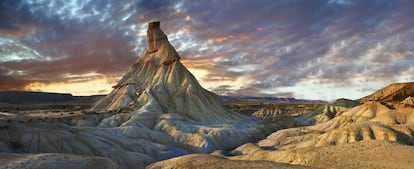 Tras rodar en Sevilla y Osuna para la quinta temporada, la sexta entrega de 'Juego de tronos' contará con varias localizaciones españolas. Los impresionantes paisajes del Parque Natural de las Bardenas Reales, en Navarra, serán una de esas localizaciones españolas de los nuevos capítulos de la serie.