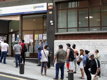 Colas en la oficina de Lanbide (empleo) en Bilbao.