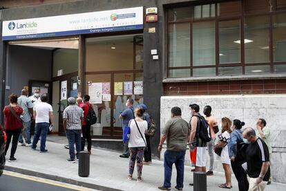 Colas en la oficina de Lambide (empleo) en Bilbao.