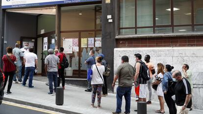 Colas en la oficina de Lambide (empleo) en Bilbao.