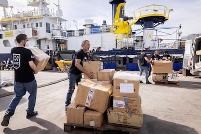 Trabajos de suministro de l'Aurora para el barco Humanity 1, en el puerto de Borriana (Castellón).