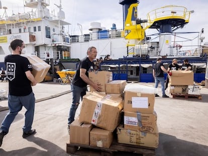 Trabajos de suministro de l'Aurora para el barco Humanity 1, en el puerto de Borriana (Castellón).