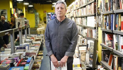 El escritor Alonso Guerrero durante la presetacion de su libro.