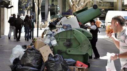 Contenedor rodeado de basura durante Fallas, en una imagen de archivo.