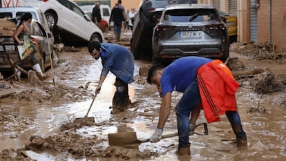 Afectados y voluntarios trabajando en la localidad de Paiporta (Valencia).