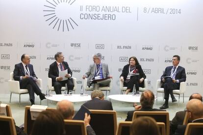 De izquierda a derecha, Juan Béjar (FCC), José Folgado (REE), Javier Moreno (EL PAÍS), Ana María Llopis (DIA) y Jaume Guardiola (Sabdadell), en la mesa redonda sobre buen gobierno.