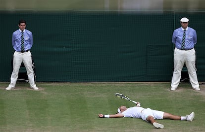 Nadal se tiende en la hierba de Wimbledon tras la victoria contra Andy Murray que le da el pase a la final del Gran Slam británico.