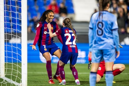 Salma Paralluelo celebra junto a Ona Batlle uno de sus dos goles al Levante en la final de la Supercopa.
