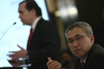 El presidente de la china HNA, Bai Haibo, escucha al CEO de NH, Federico González Tejera, en el evento de NH y HNA e