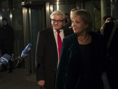 Os sociais-democratas Hannelore Kraft e Frank-Walter Steinmeier, após o acordo.