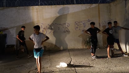 Niños inmigrantes en Ceuta, el pasado día 14, tras huir de su centro de acogida por temor a la repatriación.