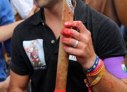 Detalle de la mano ensangrentada de un hombre sujetando una lanza durante el torneo del Toro de la Vega en el que la muerte de 'Rompesuelas' ha sido declarada nula, ya que los participantes han incumplido tres puntos del reglamento.