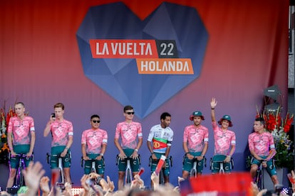 Los ciclistas del equipo EF Education-EasyPost, el jueves, durante la presentación de la 77 edición de la Vuelta a España, en Utrecht (Países Bajos). 184 ciclistas, divididos en 23 equipos, participan en la 77ª edición de la Vuelta a España que comienza este viernes.