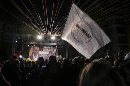 Celebración de la victoria electoral en Pomigliano D'Arco.