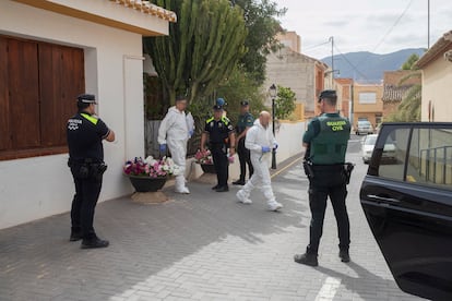 Agentes de la Guardia Civil, este jueves en las inmediaciones de la vivienda en Librilla (Murcia).