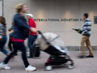 Transeúntes passam em frente à sede do FMI em Washington.