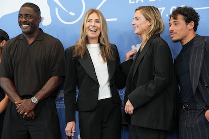 Idris Elba, de izquierda a derecha, la directora Kathryn Bigelow, Rebecca Ferguson y Anthony Ramos posan para los fotógrafos en el photocall de la película 'A House of Dynamite' durante la 82ª edición del Festival de Cine de Venecia, el martes 2 de septiembre de 2025.