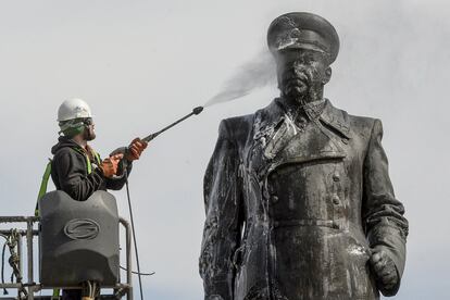 Un trabajador lava una estatua del mariscal soviético Georgy Zhukov mientras continúan los preparativos para el 73 aniversario de la victoria de la Unión Soviética sobre la Alemania nazi en la Segunda Guerra Mundial en San Petersburgo (Rusia).