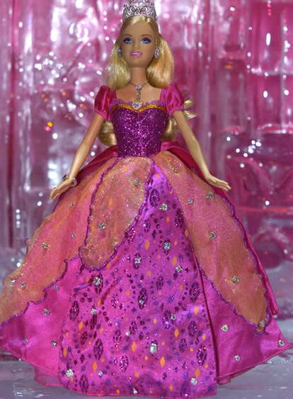 Valorada en casi 95.000 dólares (un millón de pesos mexicanos), la Barbie más cara del mundo fue presentada en México el jueves con motivo de la difusión del DVD <i>Barbie y el castillo de diamantes</i>, en la que el famoso juguete se embarca en una aventura para romper un hechizo y salvar a una amiga. La muñeca, que no está puesta a la venta, lleva una tiara, un par de zapatillas, pendientes, un collar, una pulsera y un anillo, elaborados en oro blanco con diamantes. Su vestido tiene 44 brillantes más. En total, el vestuario y los complementos de Barbie suman 318 diamantes reales.