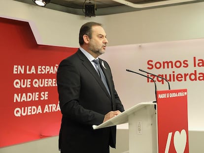 El secretario de Organización del PSOE y ministro de Fomento, José Luis Ábalos, en la sede de Ferraz, este lunes.
