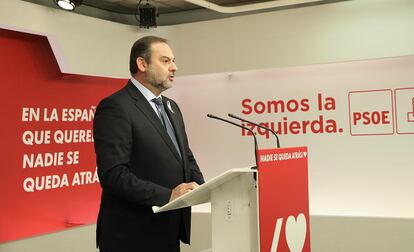 El secretario de Organización del PSOE y ministro de Fomento, José Luis Ábalos, en la sede de Ferraz, este lunes.