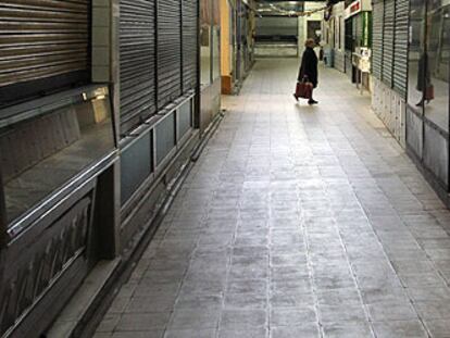 Una mujer camina por el mercado municipal de Bami, en el barrio de Ventas, que el Ayuntamiento prevé vender.