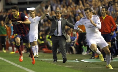 Martino grita mientras Bale supera a Bartra. 