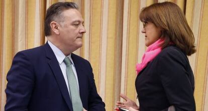 El presidente de la Comisión de Justicia del Congreso, Alfredo Prada, y la vicepresidenta segunda, Soraya Rodríguez, antes del inicio del debate, este jueves.