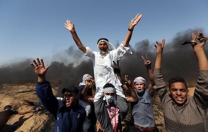 Manifestantes palestinos gesticulan durante una protesta que marca el día de Jerusalem, con cientos de heridos y víctimas mortales.