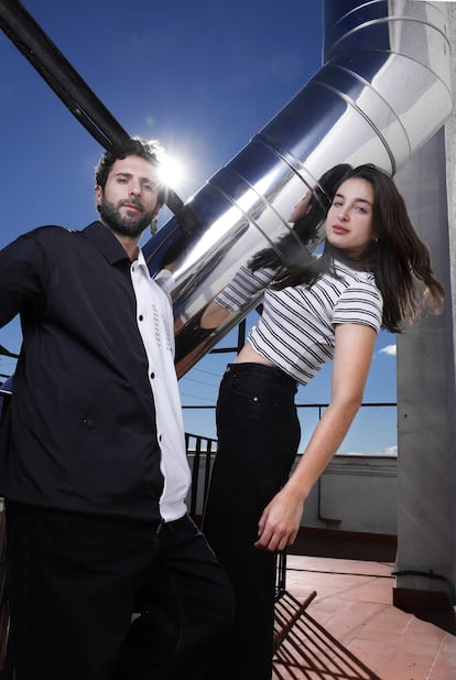 Los integrantes de Delaporte, Sandra y Sergio, fotografiados en la azotea de un edificio del centro de Madrid.