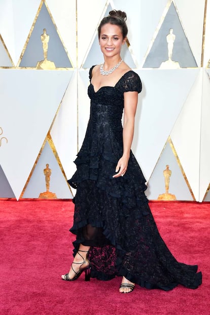 Alicia Vikander eligió un vestido negro de encaje con volantes de Louis Vuitton.