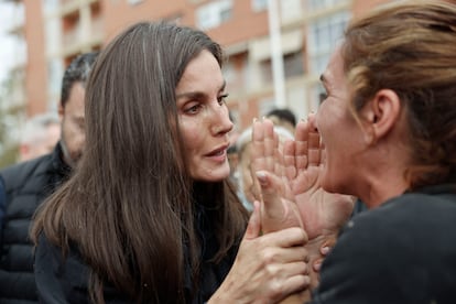 La reina Letizia consuela a una víctima de las inundaciones, durante su visita a Paiporta este domingo. 