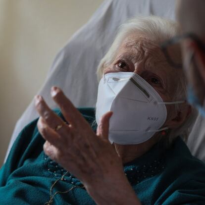 María, de 94 años, es atendida en su domicilio por el enfermero Pedro Otones, en Villaverde (Madrid).