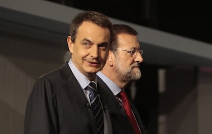 Rajoy, más serio, y Zapatero, con un gesto sonriente, caminan en el plató del Palacio de Congresos de Madrid donde se celebró el segundo debate electoral de las generales de 2008. TVE-1, Cuatro y La Sexta lo retransmitieron en directo y otros 30 operadores autonómicos y locales solicitaron la señal.