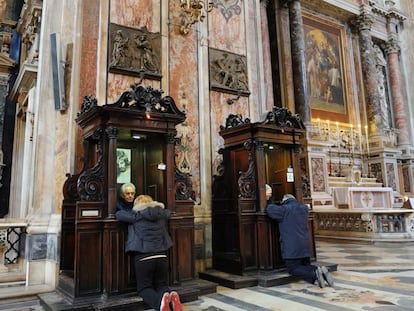 Dos feligreses se confiesan en un templo de Nápoles (Itaila).