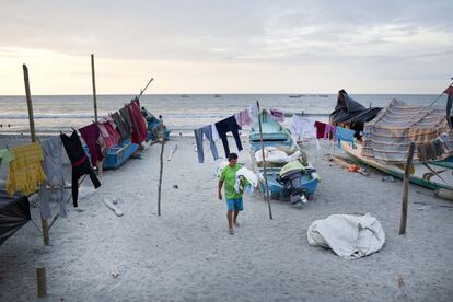 Vecinos del pueblo pesquero de La Chorera han improvisado sus nuevos hogares al lado de la playa e intentan retomer su vida cotidiana.