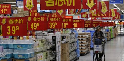 Una mujer hace la compra en un supermercado de Beijing.