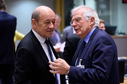 El ministro Josep Borrell con su homólogo francés, Jean Yves Le Drian. 