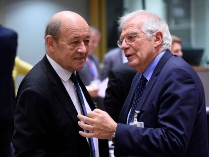 El ministro Josep Borrell con su homólogo francés, Jean Yves Le Drian. 