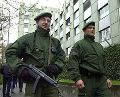 La policía custodia en Frankfurt la sala en la que tiene lugar el juicio contra los cinco presuntos miembros de Al Qaeda.