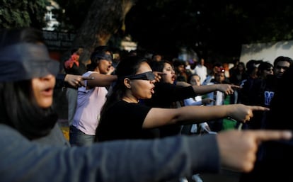 "Queremos mostrar nuestra solidaridad con las mujeres del mundo y también alertar sobre lo que está pasando ahora en la India", explicó a Efe una de las organizadoras de la coreografía, Jyotsna Siddharth, en referencia a los últimos casos de violación que han conmocionado al país.