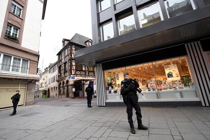 Gendarmes montan guardia en el lugar donde se produjo un ataque en Estrasburgo (Francia). La policía sigue buscando al autor de la matanza, de 29 años, y ha cerrado un barrio del sur de la ciudad.