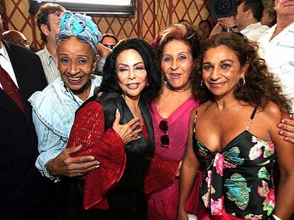 De izquierda a derecha, la cantante Teresa Caturla; la gerente del cabaret Las Vegas, Olga Navarro; la cantante Soledad Delgado, y Lolita, durante el homenaje realizado a Lola Flores en La Habana.