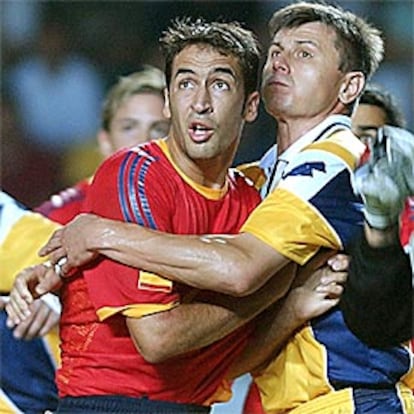 Raúl González pelea un balón con el jugador de la selección de Ucrania Popov, durante el partido clasificatorio para la Eurocopa 2004