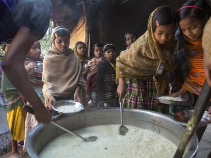 Arroz a la hora de la comida en una escuela de India. 