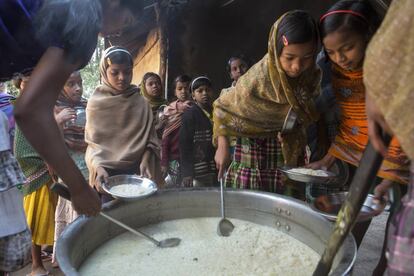 Arroz a la hora de la comida en una escuela de India. 